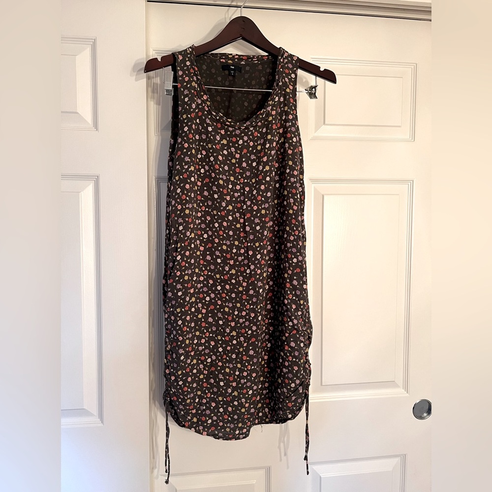 Floral sleeveless dress. Tie gathering on bottom.